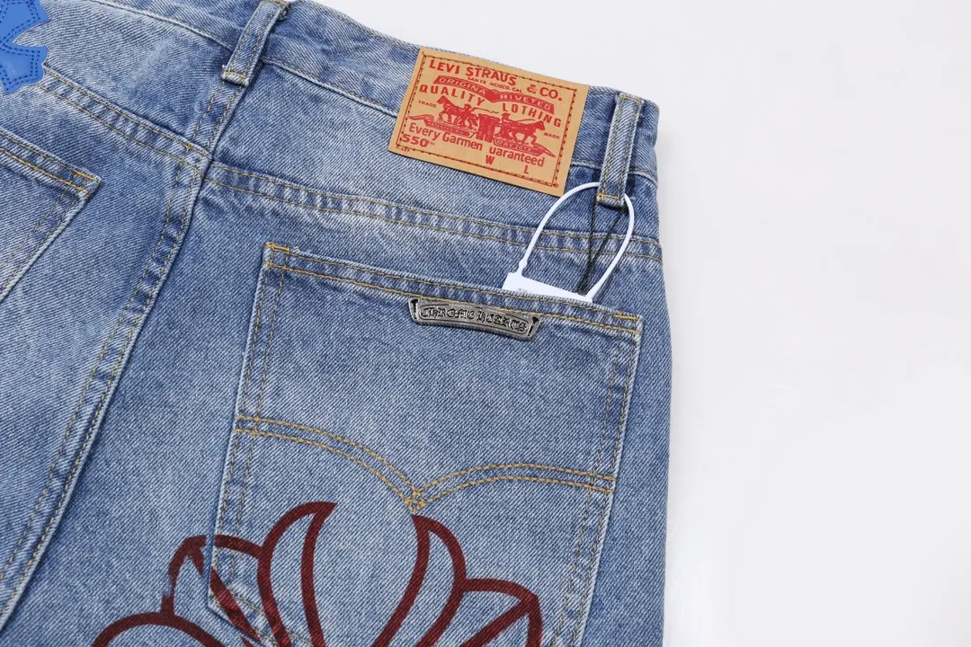 P260 model number: H505 Chrome Hearts Chrome Hearts high-end limited edition jeans exude uninhibited personality and unique charm. Every wear and tear is carefully designed to present a unique artistic feel. Made of imported denim fabric, which has undergone heavy industrial washing and destruction treatment, the trousers show a super cool effect on the upper body, allowing you to dominate the fashion stage.  This is more than just a pair of jeans, it is an expression of attitude. With its unique design concept and ultimate pursuit of details, Croxin breaks traditional boundaries and defines the jeans trend in the new era. The trousers are made of double-layer woven fabric and matched with customized hardware, showing an incomparably beautiful and unique style, making every wearer the focus of fashion. Imported denim fabric, super heavy-duty washed and damaged, the upper body is super cool! Customized hardware, incomparably good-looking model. The production process is difficult. It has a high-street feel. Color: blue Size: S M L XL